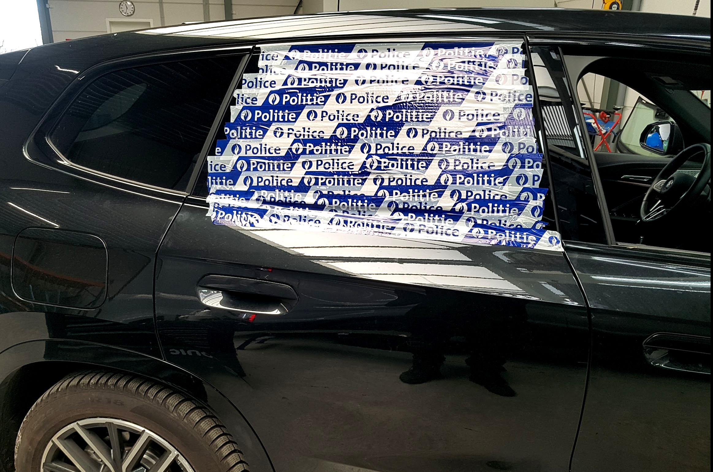 Zijruit stuk, tijdelijk afgekleefd door de vriendelijke politie.