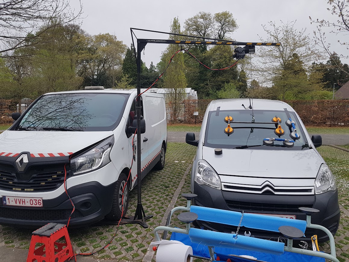 Aan huis autoruit vervangen met een mobiele glaslift